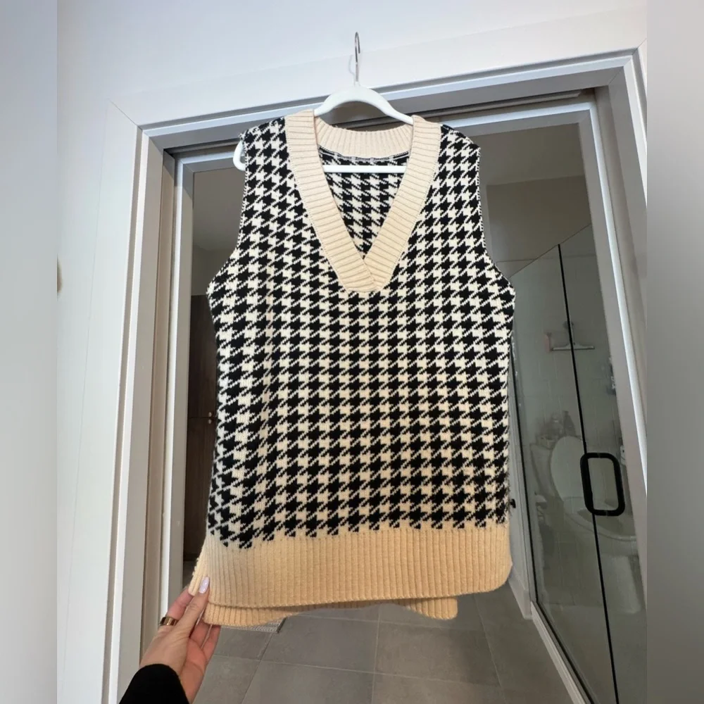 Women’s Oversized V Neck Knitted Sweater Vest - Picture 4 of 6